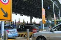 2018年政府工作报告明确提出，要深化收费公路制度改革，降低过路过桥费用。对此，3月29日，交通运输部新闻发言人吴春耕在交通运输部例行新闻发布