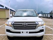 兰德酷路泽(进口)进口车市配置:2018款陆巡4.0GX-R7座手续65.6万手续齐白米8座，17寸合金轮毂，后挂，8气囊，天窗，电动后视镜，高位刹车灯，真皮桃木多...