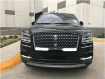 林肯领航员设计高端品位，从不落俗套，是很多人的热爱车型，当驾乘这款林肯时，能够带来强大的气场，尊贵奢华的内饰让驾乘更具舒适美观感受。