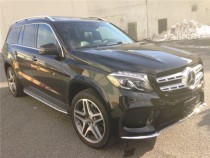 【进口车市】奔驰GLS450家族化风格在这里十分明显，由内而外彰显出豪华。大灯设计更加圆润，不再棱角分明，内部由两个双棱形灯组组成，并在上方