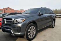 2018款奔驰GLS450来袭，作为豪华旗舰SUV，融合了强悍越野性能和舒适驾乘感受于一身。在商务场合奔驰GLS450彰显霸气，而对家庭成员来说，这车带来了十