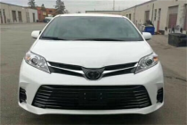 2018款丰田塞纳，进口MPV现车空间如何。【进口车市】2018款丰田塞纳将原本面积比较大的多幅进气格栅取消，改成了单幅式横向饰条中间加丰田车标的设