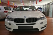 进口车市从1999年第一代车型发布至今，BMWX5已走过了十多年光景，2018款宝马X5保持了其一贯的家族化设计，相比年轻了不少的外观，内饰依然还是走的