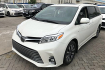 2018款丰田塞纳现车在售，新车变化主要集中在两大方面：第一是外观，第二是配置。而内饰设计和动力总成，都还是跟2017款保持一致。18款丰田塞纳前