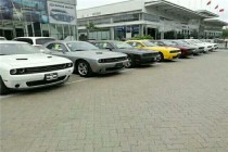 18款道奇挑战者SXTPlus版标准配置：3.6LV624VVVT发动机，8速自动挡，8.4寸多媒体大显示屏，20寸铝轮，前排通风加热皮质运动座椅，收音机，parksense后停车辅...