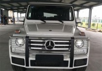 进口车市奔驰G级一直是最顶级的越野车，无论越野性能还是豪华程度都是处于金字塔顶端的水平。新车依然保持着硬派越野车风格，配备非承载式车身