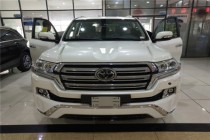 进口车市丰田酷路泽5700宽大硬朗的车身，粗犷有力。前脸明显外张的挡泥板以及前突的坚固格栅尽现强悍风格，视觉上极富冲击力，2米左右的车身宽度...
