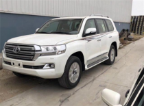 配置:18款酷路泽4600天窗两气囊，大灯清洗彩条底挂拖钩18铝轮胎压监测冰箱桃木内饰多功能桃木方向盘氙灯LED前后雾灯迎宾灯6个扬声器摇启航踏电眼2+2