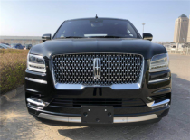 配置:18款美规领航员800A黑标限量长轴梵海蓝/游艇蓝内饰800A+科技包+二排扶手+豪华座椅包倒车【进口车市】2018款林肯领航员是一款典型的美式风格全尺