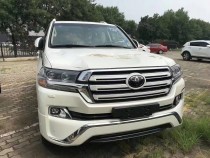 【进口车市】丰田酷路泽4000是硬派经典越野车，是陆地巡洋舰的新一代升级版，越野能力强大，有车友称其为“烂路王”。它动力强劲，综合性能强大