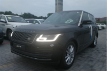 进口车市18款路虎揽胜行政版秉持了路虎揽胜家族一贯的全天候、全地形能力精髓，更因动力澎湃，响应迅速而备受赞誉。路虎揽胜行政进气格栅部分也...