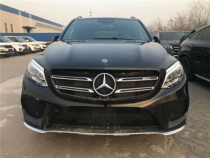 进口车市GLE是奔驰汽车的中大型SUV级别，其定位高于GLK，低于G级与GL级。奔驰GLE-CLASS是一款兼具驾乘舒适度与动力性能的SUV车型，与G系列单纯强调越野