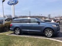 【进口车市】林肯领航员的前脸由此前的分体式格栅改为了一体式格栅，由此更显霸气雄壮，而车身则由一根显著的腰线从前灯到尾灯完成勾勒，立体