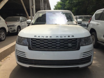 进口车市18款路虎揽胜行政前脸在进气格栅以及头灯雾灯做出改变，使其看起来更加一体化，同时两侧雾灯变细，整个进气格栅带来更加强势的视觉冲击