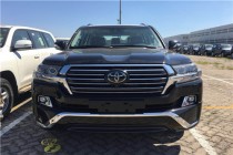 进口车市丰田酷路泽5700宽大硬朗的车身，粗犷有力。前脸明显外张的挡泥板以及前突的坚固格栅尽现强悍风格，视觉上极富冲击力，2米左右的车身宽度...