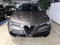 进口车市Stelvio定位为一台中型SUV，前脸的设计具有非常高的辨识度，倒三角造型的进气格栅是它彰显品牌魅力最直接的手段，对车辆前脸来说，它和Giul...