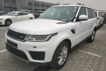 2018款路虎揽胜运动版，改款SUV限时优惠。全新款揽运更简洁，更运动，无论是经重新设计的格栅、发动机舱盖通风口，还是精致、运动的各式选配轮毂