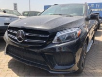 进口车市奔驰GLE43外观都是简约直线条，整体造型硬朗大气，符合其大型SUV的身份定位。新车保险杠两侧有明显的凸起，搭配重新设计的极为锐利的大灯