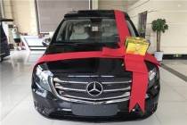 进口车市奔驰Metris外观上向家族化的风格跟进，同时又不断张扬野性，充满动感而又张力十足的设计，宽大的车头配上奔驰的车标，霸气尽显。开眼角