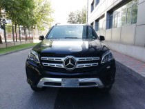 【进口车市】奔驰GLS450作为豪华旗舰，融合了强悍越野性能和舒适驾乘感受于一身，并没有像G级一样剑走偏锋，是一款能驾驭任何用车场景的高端SUV，