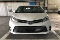 进口车市2018款丰田塞纳MPV港口新到现车，全新塞纳集大气于一身，不需要奢华来修饰，一样能得到广大消费者得青睐，简简单单方便使用，体现出商务