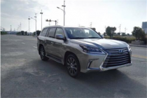 进口车市18款雷克萨斯LX570在外观设计上更加有气势，车辆前脸气势磅礴的前大灯设计，透射出勇往直前的坚定目光，结合侧面贯穿全车的腰线，倍显其