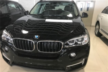 进口车市从1999年第一代车型发布至今，BMWX5已走过了十多年光景，2018款宝马X5保持了其一贯的家族化设计，相比年轻了不少的外观，内饰依然还是走的