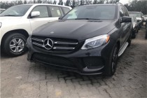 进口车市坚毅、忠诚、骄傲、绅士、优雅，奔驰SUV家族依旧诠释着浪漫主义色彩的骑士精神，被重新命名的奔驰GLE400作为中期改款车型，突破则是比里