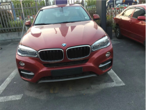 进口车市宝马X6兼具X车型的强健外观以及轿跑车的运动特性。极具运动风格的大尺寸双肾进气格栅突出了车辆的运动外观，宽阔的车身搭配独有的双大