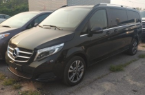 【进口车市】自面世以来，奔驰V级就凭借其别致的外观、出色的驾控性，以及承继至奔驰S级的中控内饰风格迅速圈粉无数。18款奔驰V250黑/黑现车配置:1...