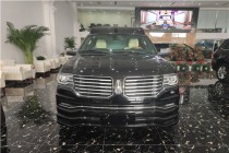 进口车市林肯领袖一号整体外观厚重饱满，却并不显笨重。全新的前脸设计传承了林肯家族的标志性前脸的血脉，飞翼式格栅灵感源自于1936年林肯经典