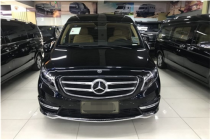 进口车市奔驰V250在外观造型上延续了全新V级的设计理念，标志性的子弹头式外观搭配平直的车身线条，稳重大气不言而明。保持了V级的整体造型，子