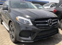 平行进口2018款奔驰GLE43AMG，引领高端SUV时尚风潮！新车拥有着超凡的颜值、超强的性能，3.0T-V6双涡轮增压发动机，提速感和推背感敏捷强烈，穿梭于城