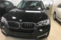 宝马X5拥有动感迷人的车身比例，让人一见即可认出这是一款宝马X车型。除此之外，它还采用了全新的设计特征，进一步突出了其出众的外观和无与伦比...