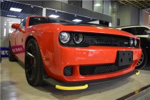 道奇挑战者地狱猫完美的继承了传统肌肉车的霸道外观，鲨鱼口式深邃前脸霸主气质十足，将狂放的性格展露无遗。尾部设计将复古与科技很好的结合