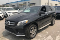 平行进口2018款奔驰GLE400，天津港现车低价格。全新GLESUV的外观同样采用了奔驰最新的家族设计语言，9AT变速箱、COMAND人机交互系统和全时四驱等配置一