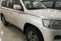 进口车市丰田酷路泽4000超强的越野性能是新车的最大亮点，在粗犷的外观设计下，内饰豪华舒适，将驾乘人员的舒适性与便捷性作为设计的重点，无论