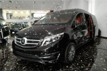 进口车市进口奔驰V250长轴高顶带隔断风格以浪漫主义的精神作为形式设计的出发点，以反古典主义的严肃、拘谨、偏重于理性的形式，赋予了更为亲切