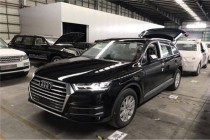 进口车市新版奥迪Q7出现在眼球的时候，有一种吸引人的魔力，感觉到一种方方正正的轮廓感。他拥有一点霸气但又觉得很好看。相比老版的奥迪Q7来讲