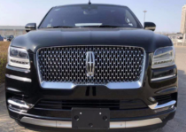 2018款林肯领航员，全尺寸SUV最新售价。相较于满大街的BBA和保时捷，林肯更像是一个低调的贵族，18款领航员搭载的是3.5L双涡轮增压发动机，10速变速