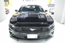 2018款福特Mustang，现车来袭，自动挡的变速箱由之前的6AT升级到了10AT，这也是此次改款最大的亮点。平行进口Mustang2.3T的最大马力与17款持平，都是314匹