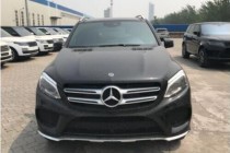 ‍‍‍‍奔驰GLE400整体造型在尽显强悍的同时，又流露出与众不同的贵气与优雅。奔驰GLE400凶狠又略显狰狞的目光绝对会吸引大部分人的眼球，超过5米