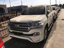 【进口车市】它有丰田陆地巡洋舰霸气的称号，它有着大气硬朗的外观设计，它还有着丰富实用的内饰配置，它更可以让你从驾驶中可以找到属于真正