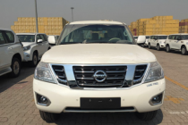 进口车市日产途乐车身高大、大面积的蜂窝格栅、粗壮的镀铬装饰条和两侧头灯，内部增添了三根横向镀铬饰条，使得车头显得更加宽大有力，近乎菱形...