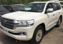 平行进口2018款丰田酷路泽4000，霸气的外观用言语不足以诠释的，稳重之余又不乏充沛的运动精神，新车几乎就是这个世界最全能的越野SUV，不管是空间