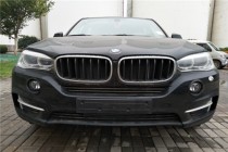 进口车市宝马X53.0T现车优雅贵气型男必备，在外观设计上宝马X5没有太多变化，家族式前脸标志性的双肾格栅及开眼角大灯，值得一提的是，新车的自适...