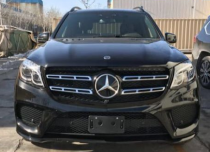 【进口车市】奔驰GLS450拥有硬朗的性格，也拥有极致尊贵的奢华品质，稳重大气的内饰设计独具奢华之美。新车前大灯组采用双LED大灯，这一全新的设计...