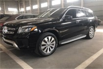 进口车市：2018款奔驰GLS450对下进气格栅进行了更加运动化的调整。前保险杠两侧开口更大，同时下唇采用银色镀铬进行装饰，并带有扰流槽设计。特有