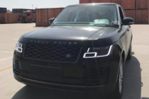 路虎揽胜行政版，秉持了路虎揽胜家族一贯的全天候、全地形能力精髓，是一款让人无法抗拒其魅力的完美座驾。2018款揽胜行政来袭，新车从内到外改