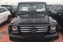 进口车市奔驰G级一直是最顶级的越野车，无论越野性能还是豪华程度都是处于金字塔顶端的水平。新车依然保持着硬派越野车风格，配备非承载式车身